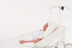 איך משפיעים הטיפולים לסרטן על השינה